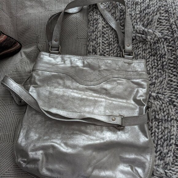 New Brazilian distressed metallic silver genuine leather handbag/backpack - Picture 3 of 8